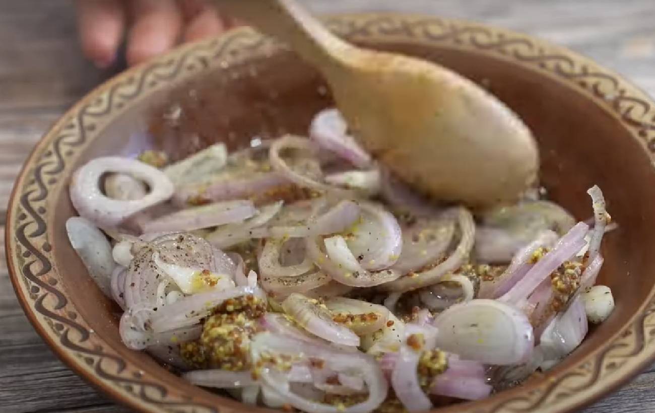 Оригінальний салат без майонезу, який вразить гостей: рецепт страви з оселедцем